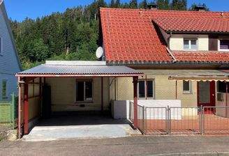 Ansicht Straße / Carport / Freisitz