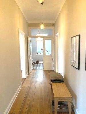 Von hier geht es in die Wohnzimmer und die Küche