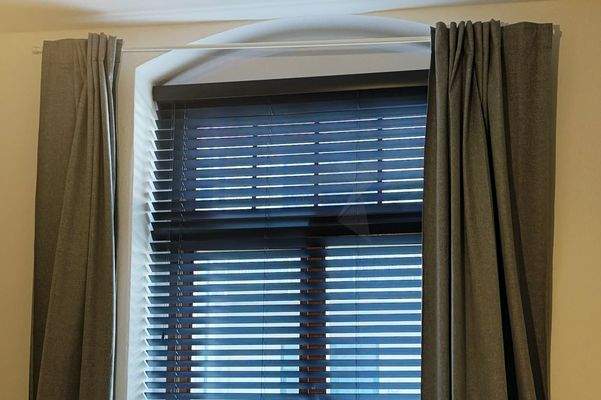 Vorhänge und Jalousien