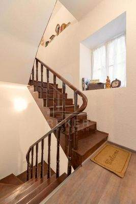 Ein attraktives Treppenhaus verbindet die Etagen