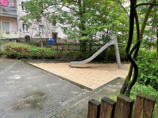 Rutsche, Sandkasten und Schaukeln 