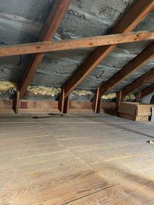 Bodenraum ausgedielt, Dämmung