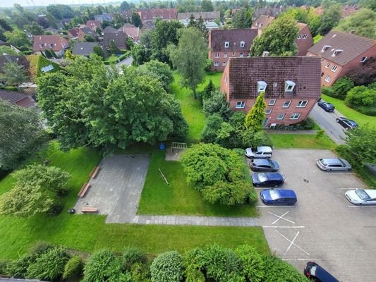 Blick vom Balkon auf den Spiel- und Ruheplatz