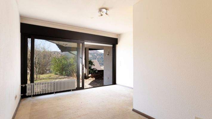 Schlafzimmer der Einliegerwohnung mit Gartenzugang