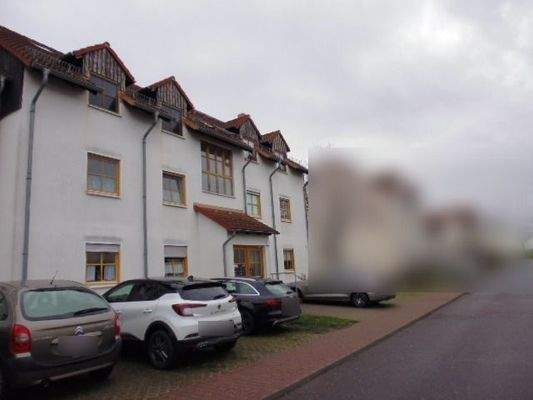 Außenansicht mit Stellplatz