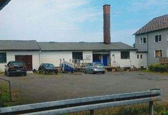 Hoffläche und Hallen