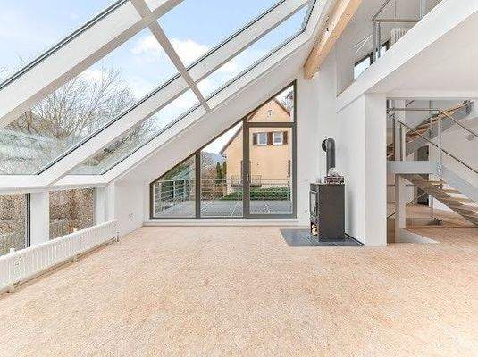 Wohnbereich mit Zugang zur Dachterrasse