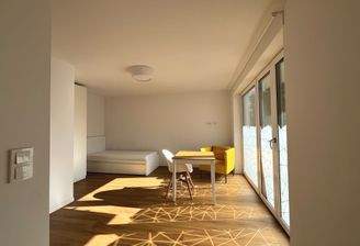 Wohnbereich, bodentiefe Fensterfront, Vinylboden, Fußbodenheizung, möbliert