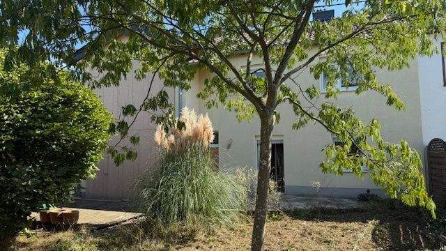 Garten mit angrenzender Terrasse