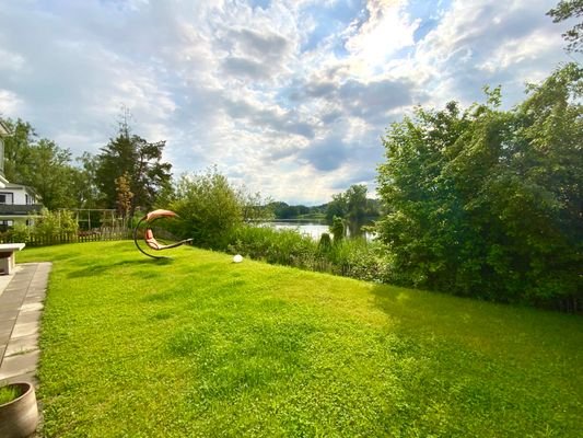 Garten mit Blick auf den Weiher