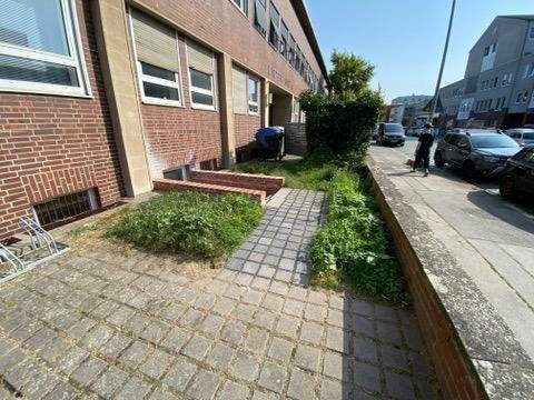 Gepflegter Gehweg am Gebäude