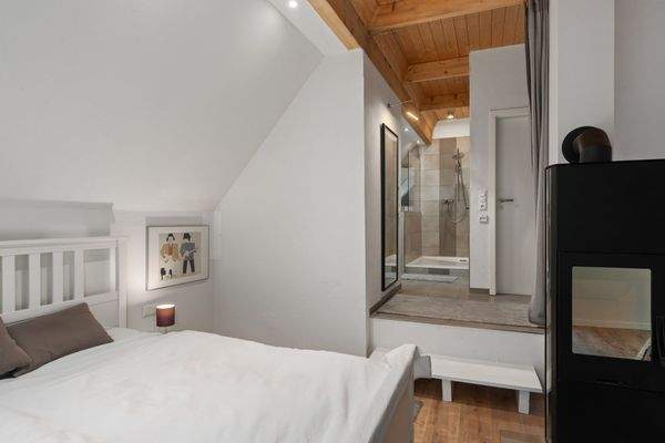 ... Kaminofen und Tageslichtbad "en suite".