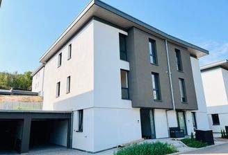 Nordostansicht mit Garage und Hauszugang (linke Haushälfte Nr. 46)