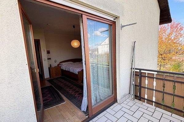 mit Zugang zum Balkon