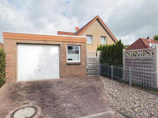 Garagentor zur Straßenseite hin