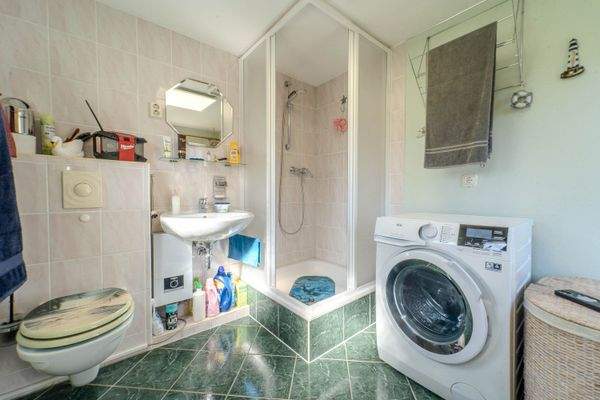 Nebengebäude- Dusche - WC