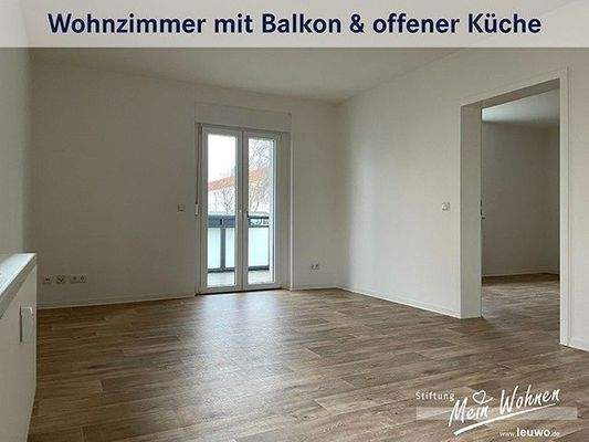 Wohnzimmer mit offener Küche und Balkon