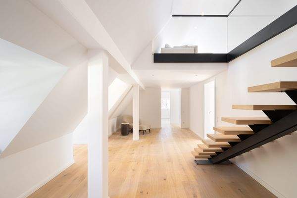 Stylischer Treppenaufgang zum Dachstudio