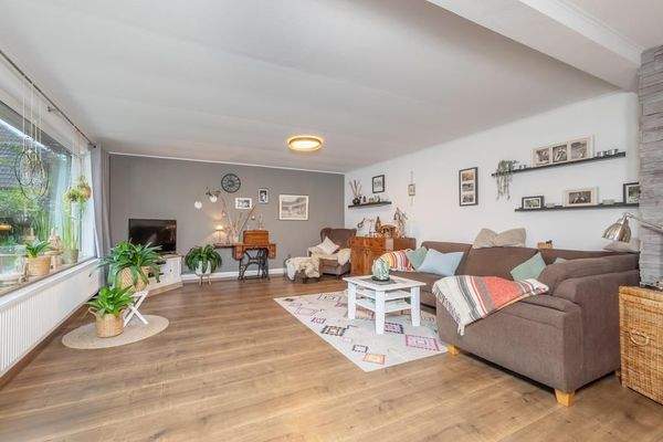 Lichterfülltes Wohnzimmer