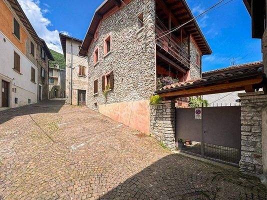 Front des Hauses5.jpg