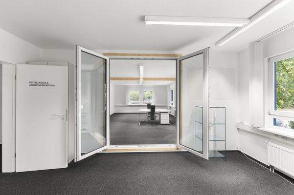 Büro mit Schallschutz-Türen zu einem Besprechungsraum