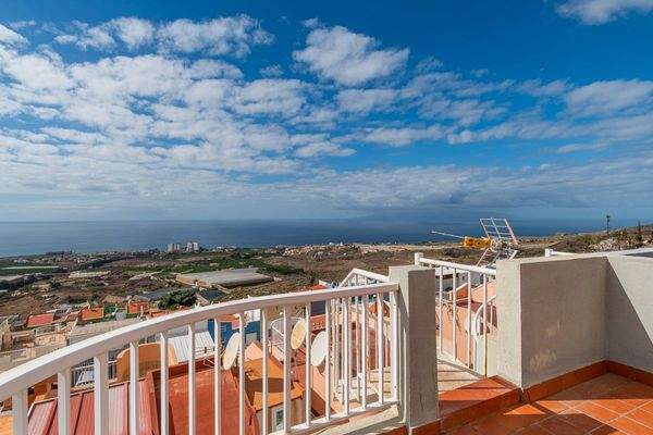 Stadthaus mit Meerblickterrasse in Los Menores 