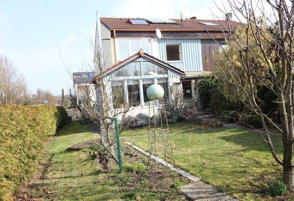 Hausansicht und Garten