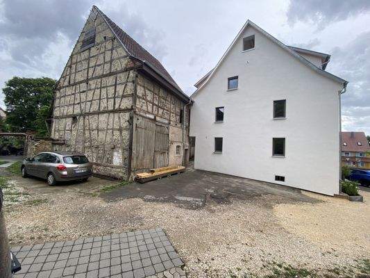 Hausansicht mit Scheune