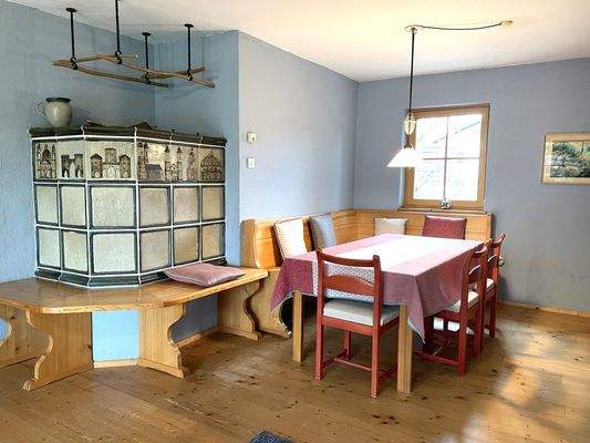 6 Essbereich mit Kachelofen.JPEG