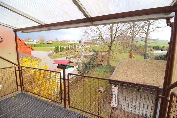 mit überdachten Balkon