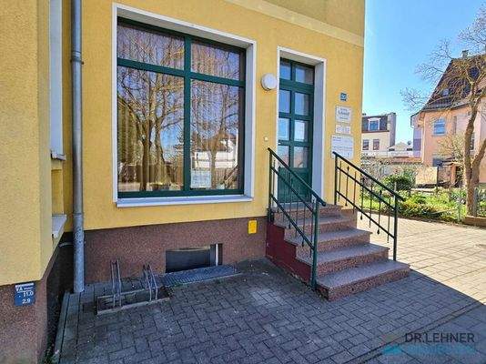 Haupteingang zur Straßenseite