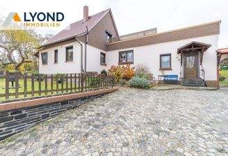 Außenansicht mit Einfahrt