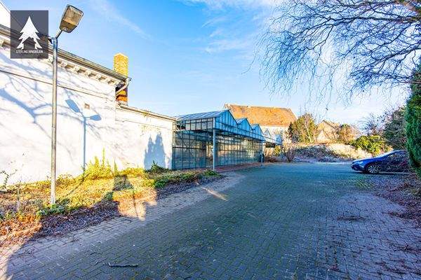 Einfahrt Hof Parkplatz