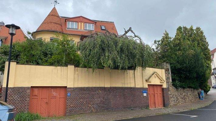 Außenansicht mit Garagen