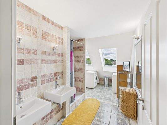 Hochwertiges Duschbad im Dachgeschoss