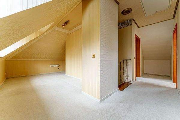 Flur DG; Ankleidezimmer/Büro