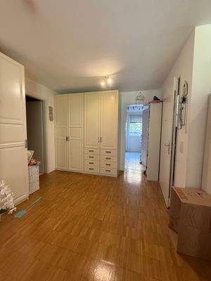 Geräumiger Flur mit Schrank