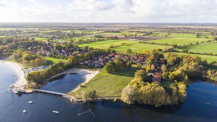 Badesee mit Wakeboard Anlage