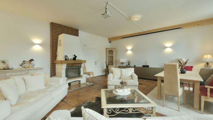 Das großzügige Wohnzimmer