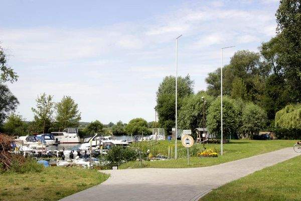 Anglerheim und Liegeplätze.JPG