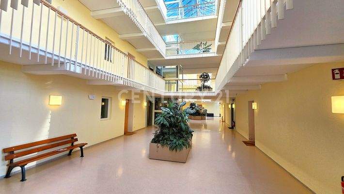 Heller lichtdurchfluteter Flurbereich zu den einzelnen Wohnu