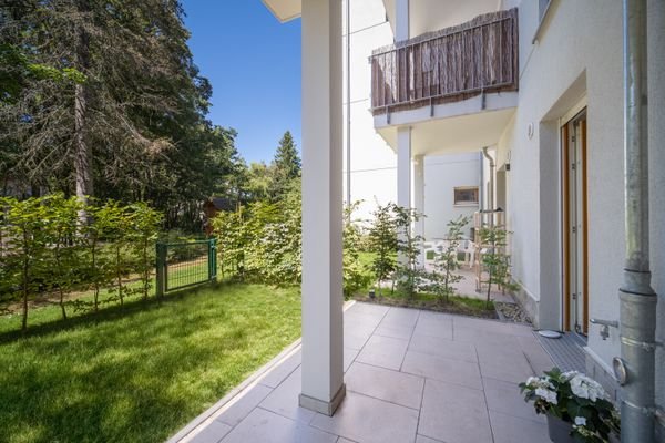 großzügige Terrasse mit Garten