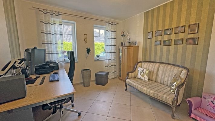 Schlafzimmer/ Büro EG