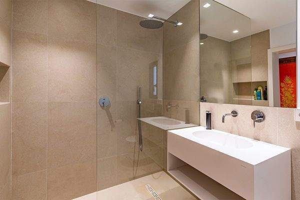 Eines von 2 Badezimmer