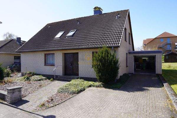 Vorderseite mit Eingang und Garage