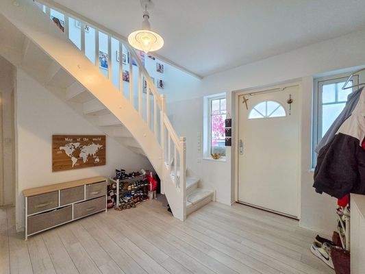 Eingangsbereich mit Treppe und Garderobe