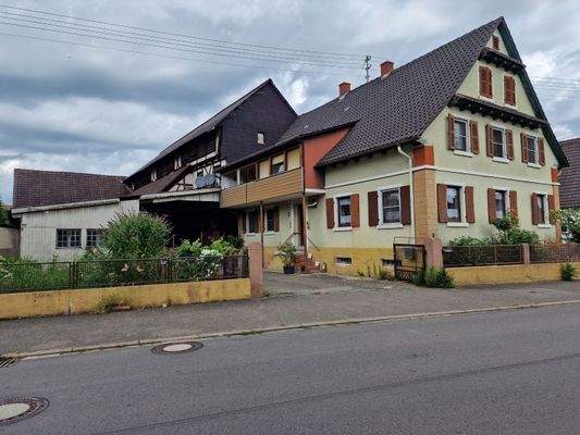 Hausansicht mit Ökonomiegebäude