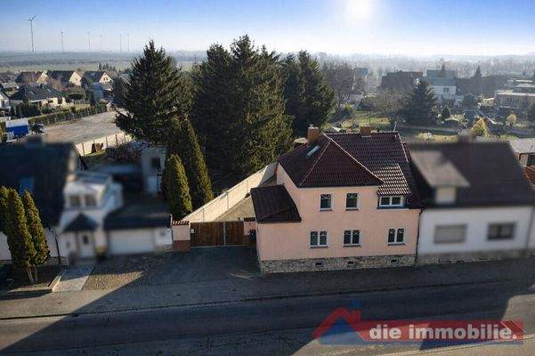 Luftaufnahme der Straßen- und Hofseite