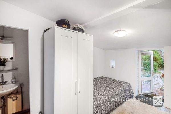 Das Gästezimmer hat einen Außenzugang und ein WC