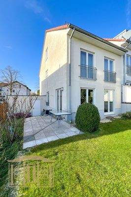 Gartenseite mit Terrasse